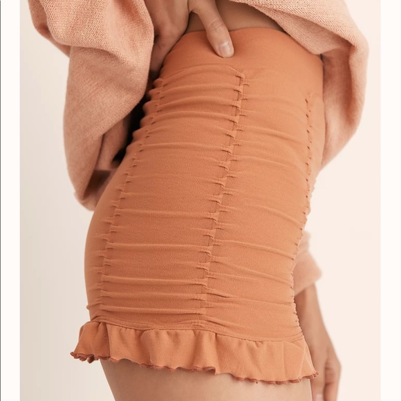 🌺free people Ruched seamless pliseah short - Picture 9 of 17